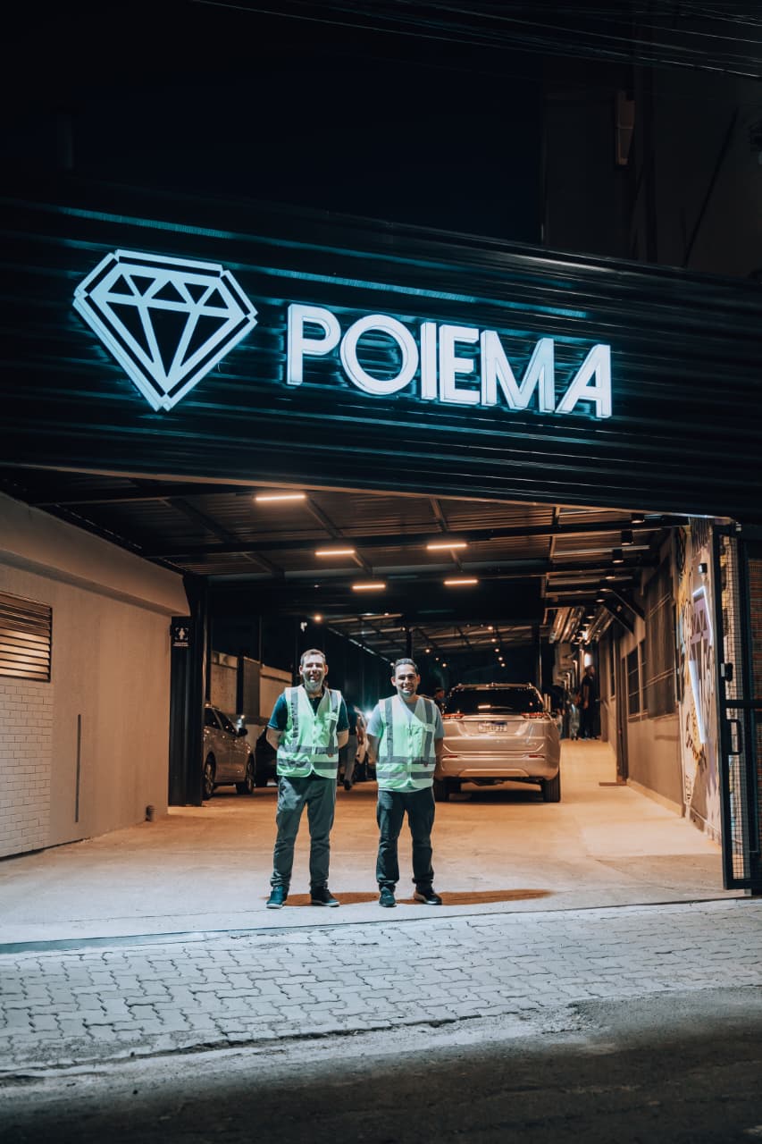 Fachada iluminada Poiema