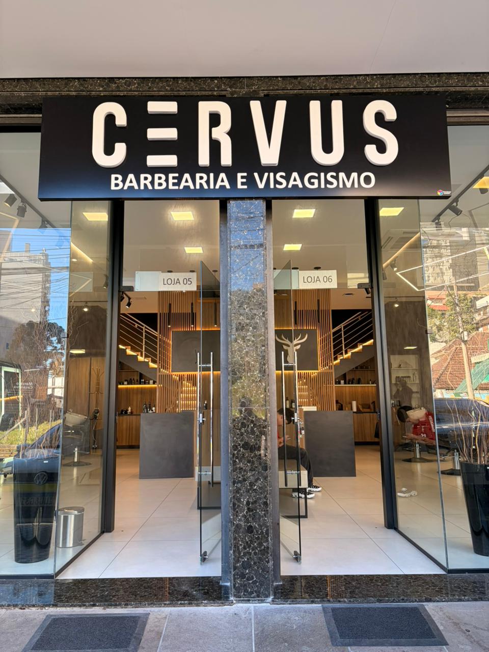 Fachada comercial Cervus